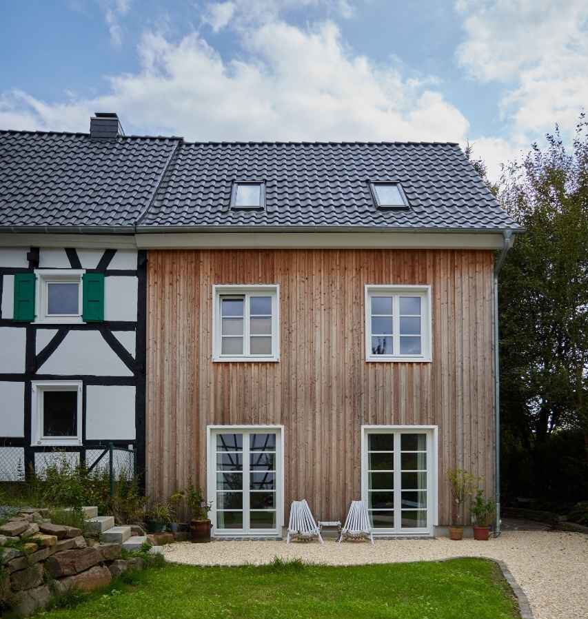 Nachhaltige Fassadensanierung, Leverkusen, 2023 Nachhaltige Fassadensanierung 2023, Heimische Lärche und Holzfaserdämmung, Boden-Deckel-Schalung, unbehandelt.